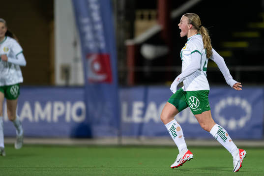 Hammarbys Ida Gagnfors jublar med lagkamrater efter 2-4
