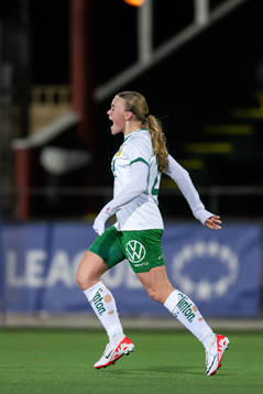 Hammarbys Ida Gagnfors jublar med lagkamrater efter 2-4