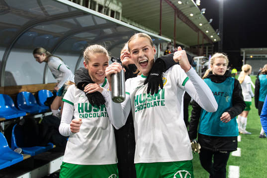 Hammarbys Carmen Cernjul  och Lykke Ihrfelt jublar