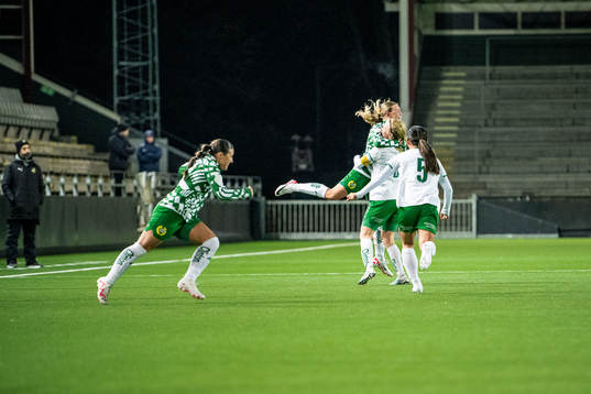 Hammarbys spelare jublar