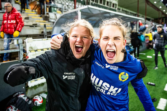 Hammarbys Alva Rosenbom och målvakt Nellie Andersson Markovic jublar