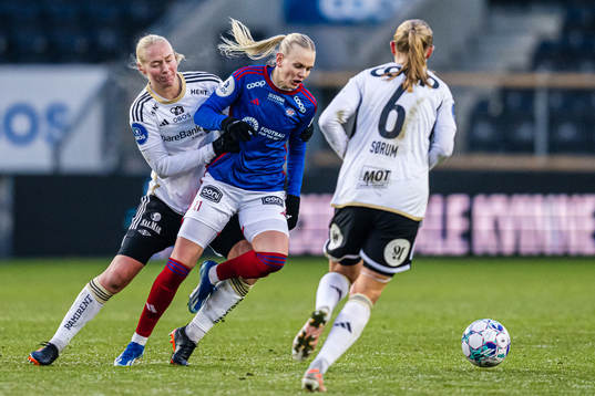 Sara Iren Lindbak Hørte of Rosenborg and Karina Sævik of Vålerenga
