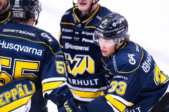HV71s Måns Lindbäck jublar