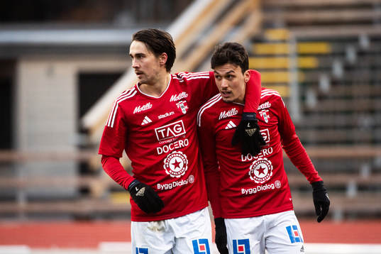 Karlstads Haytam Chebil gör 3-3 målet på en straff, jublar med Karlstads André Jernberg