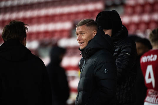 Victor Edvardsen pratar med Karlstad spelare