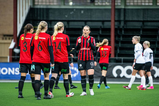 Brommapojkarnas spelare jublar