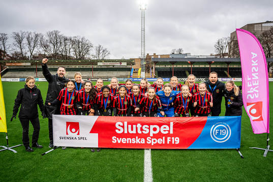 Brommapojkarnas spelare och ledare jublar
