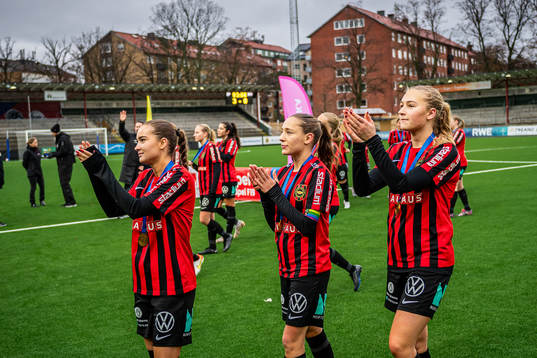 Brommapojkarnas Edith Rörsgård, Augusta Priks och Alice Bååthe jublar