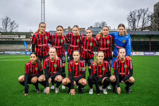 Brommapojkarnas spelare ställer upp för en lagbild