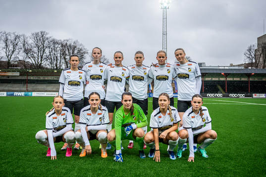 Häckens spelare ställer upp för en lagbild