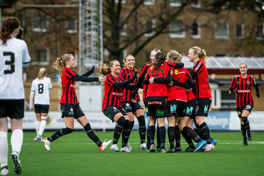 Brommapojkarnas Alice Bååthe jublar med lagkamrater efter 2-0
