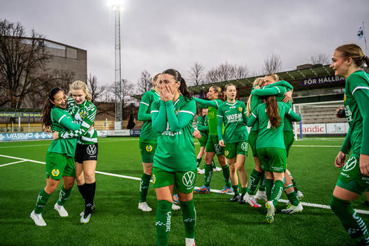 Hammarbys spelare och ledare jublar