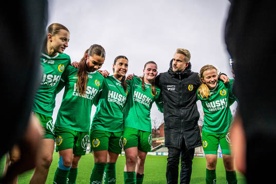 Hammarbys spelare och ledare jublar