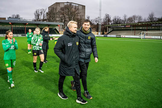 Hammarbys tränare Pierre Fondin och assisterande tränare Sendrak Prieto jublar