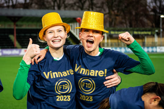 Hammarbys Julia Krantz och Carmen Cernjul jublar
