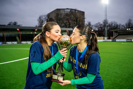 Hammarbys Josefine Gualtieri Göras och Elli Tsilichristos jublar