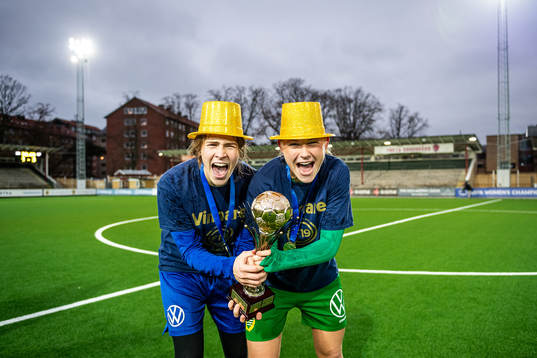 Hammarbys målvakt Nellie Andersson Markovic och Alice Wehinger jublar