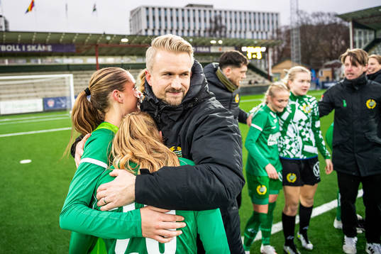 Hammarbys tränare Pierre Fondin jublar