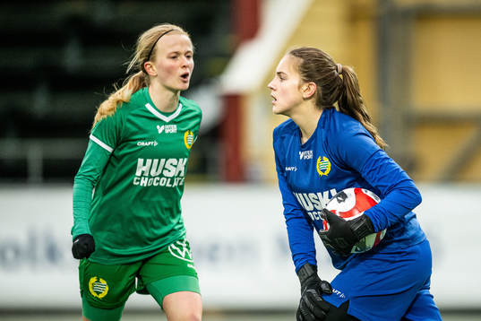 Hammarbys Ebba Lilliehöök och målvakt Nellie Andersson Markovic