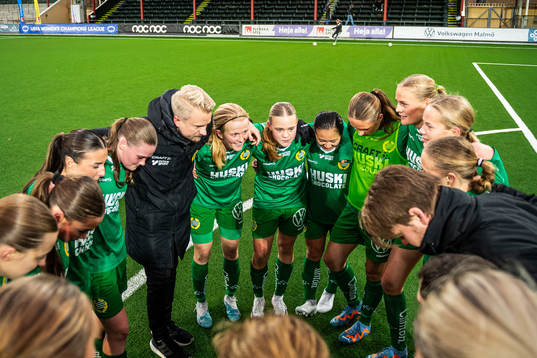 Hammarbys spelare och ledare jublar