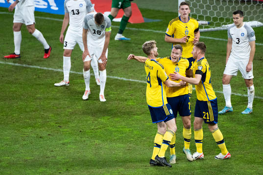 Viktor Claesson of Sweden celebrate with Dejan Kulusevski