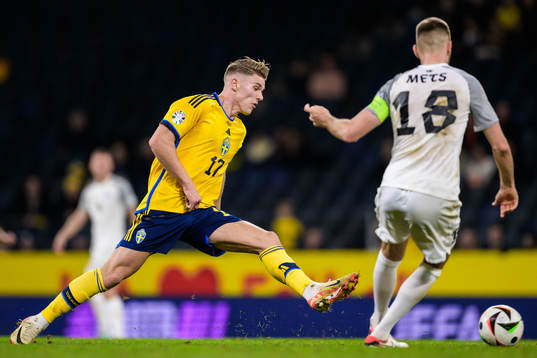 Viktor Gyökeres of Sweden and Karol Mets of Estonia