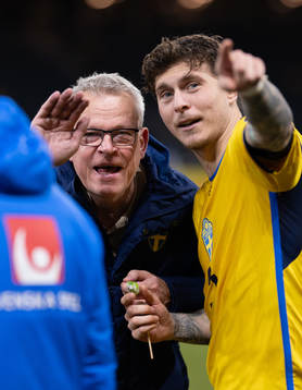 Head coach Janne Andersson  and Victor Nilsson Lindelöf of Sweden
