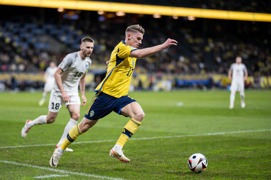 Karol Mets of Estonia and Viktor Gyökeres of Sweden