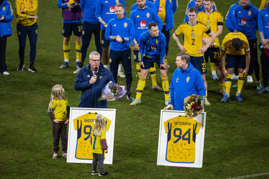 Head coach Janne Andersson and assistant coach Peter Wettergren of Sweden