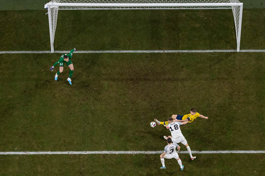 Karol Mets of Estonia and Viktor Gyökeres of Sweden