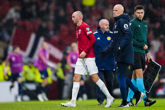 Fredrik Aursnes and Head coach Ståle Solbakken of Norway