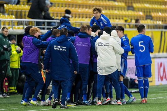 Italiens spelare jublar efter 0-1 av Simone Pafundi (ej i bild)