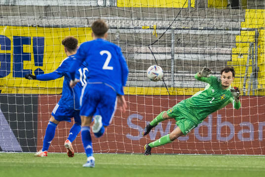 Italiens Simone Pafundi gör 1-2 bakom Sveriges målvakt Elis Bischesari