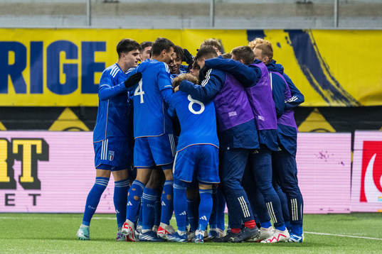 Italiens Aaron Ciammaglichella jublar med lagkamrater