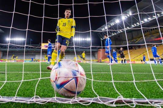 Sveriges Leonardo De Oliveira när Adam Stroud (ej i bild) gjort 1-1