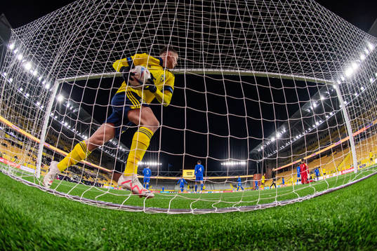 Sveriges Leonardo De Oliveira när Adam Stroud (ej i bild) gjort 1-1