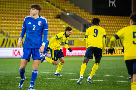 Sveriges Taha Ayari jublar efter att han gjort 2-2