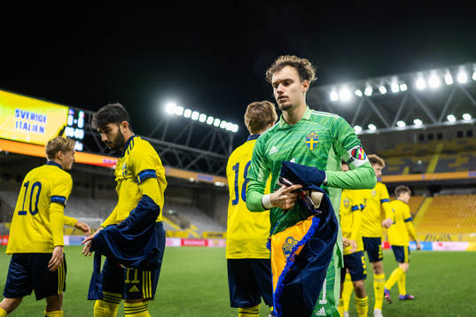 Sveriges målvakt Elis Bischesari