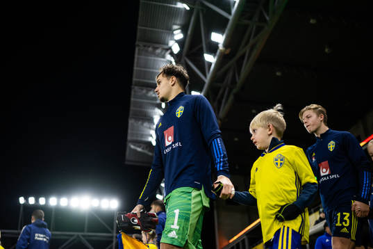 Sveriges målvakt Elis Bischesari gör entré