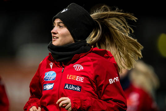 Selma Løvås of Avaldsnes warms up ahead of the Toppserien playoff football match between TIL 2020 and Avaldsnes on November 22, 2023 in Tromsø.