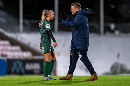 Sandra Østenstad of Avaldsnes and John Arne Riise, head coach of Avaldsnes, celebrates