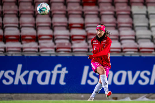 Edit Lund Machlik of TIL 2020 warms up ahead of the Toppserien playoff football match between TIL 2020 and Avaldsnes on November 22, 2023 in Tromsø.
