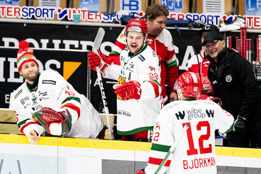 Moras målvakt Andreas Ljunggren och Måns Carlsson jublar