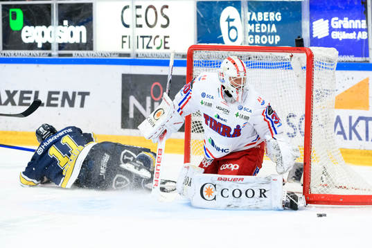 HV71s Simon Önerud och Timrås målvakt Jacob Johansson