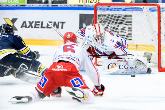 HV71s Simon Önerud och Timrås Joonas Lyytinen och