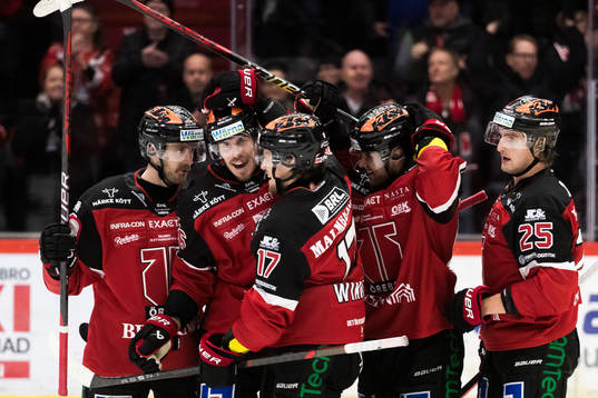 Örebros Emil Larsson jublar