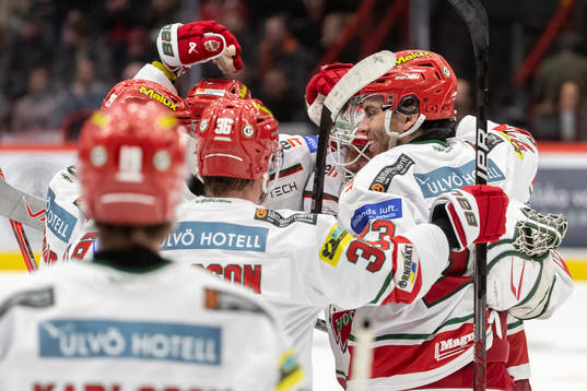 MoDos Olle Eriksson Ek jublar med lagkamrater