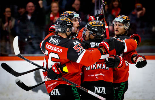 Örebros Emil Larsson gör 3-3 och jublar med Robin Norell,