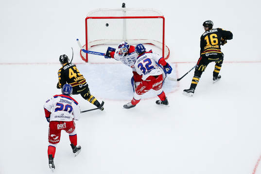 Skellefteås Filip Sandberg och Linus Lindström  jublar