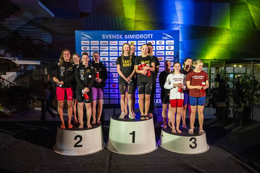 Sofia Åstedt, Thilda Häll, Clara Sandberg och Amanda Böhrén, SK Elfsborg, Mathilda Sandberg, Emma Alsén, Emmy Hällkvist och Tindra Karjanmaa, Täby Sim, Felicia Klintemar, Josefin Lindkvist, Rebbeca Mattsson och Melissa Stålhammar Kierkegaard, SK Neptun på prisutdelningen för damernas 4x100 meter frisim